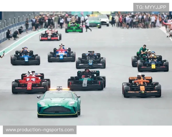 F1赛季激战正酣 红牛车队领跑全球赛场 梅赛德斯与法拉利紧追其后 F1赛季激战正酣 红牛车队领跑全球赛场 梅赛德斯与法拉利紧追其后